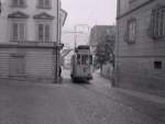 Strassenbahn Schwyz-Brunnen, Motorwagen 1 fhrt in Schwyz ein, Herbst 1963.