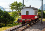 Zweiachsiger Gterzugbegleitwagen „Sputnik“ abgestellt auf einem Abstellgleis am 28 Mai 2012 in Saint-Triphon (VD), aufgenommen aus einem Zug heraus.