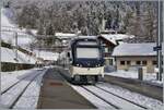 Der CEV MVR ABeh 2/6 7504  Vevey  wartet im verschneiten Les Avants als R 34 2317 auf die Abfahrt (ab 13:13) nach Montreux (an 13:43).