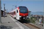 An der, an der Grenze zu Frankreich liegenden Endstation St-Gingolph, ist die Fahrzeugvielfallt eher �berschaubar. Doch im Laufe der Zeit kommt doch das eine oder andere zusammen; ich m�chte jetzt nicht gerade bis zu den C 5/6 zur�ckgreifen, doch von den BDe 4/4 �ber NINA zu den Domino gab es hier doch schon einiges zu sehen. Bis letztes Jahr kamen hier einmal pro (Werk-) Tag auch BLS RABe 528 MIKA zum Einsatz, doch nun mit der Inbetriebnahme der neuen EVO Flirts geh�rt dies bereits der Vergangenheit an. Daf�r gibt es nun in St-Gingolph vermehrt diese neuen EVO zu sehen: Im Bild der Region Alpes RABe 533 702 (RABe 94 85 0 533 702-2 CH RA) der als R91 6118 von Brig in St-Gingolph angekommen ist (14:06) und als R91 6123 nach Brig zur�ckfahren wird (ab 14:51). In der Zwischenzeit wird der Zug gereinigt, bzw von mir fotografiert. 

26. Mai 2026
