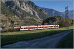 Ein Region Alps RABe 525 (NINA) ist als Regionalzug auf dem Weg von Le Ch�ble nach Martigny und hat soeben den Bahnhof von Sembrancher verlassen.