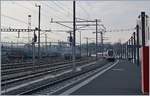 Ein Blick vom Bahnstieg in Lancy Pont Rouge auf den Güaer- und Rangierbahnhof Genève La Praille sowie eine ankommenden  Léman Express.