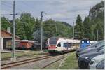 Ein Blick ins Areal der CTVJ (Compagnie du Train à Vapeur de la Vallée de Joux) mit dem im Vordergrund in Le Pont ankommenden SBB RABe 523 025 von Ailge nach Le Brassus. 
Bei der CTVJ wird die E 3/3 8494  Tigerli  (UIC 90 85 0008 494-6) mit ihrem Zug für die Nachmittagsfahrt nach Le Brassus vorbereitet und in Kürze bereitgestellt.

23. Juli 2023