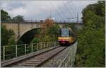 Der TRAVYS Be 4/8 003 (0948000 450 003-9 GT8-100D/2S) ist als Regionalzug auf dem Weg nach  Orbe und überquert kurz nach St-Eloi die Orbe Brücke.

15. August 2022