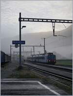 Ein SBB RBDe 560  Domino  erreicht auf seiner Fahrt von Neuchâtel nach Buttes den Bahnhof von Noiraigue.