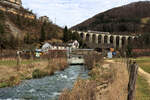 St.Ursanne, mit Blick auf den Viadukt von der Seuil de Moulin Grillon Stauschwelle aus gesehen, über welche die Fische flussaufwärts wandern können.