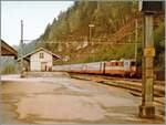 Bilder aus alten Tagen: mit einer Re  4/4 II an der Spitze fährt ein Swiss-Expess Städteschnellzug durch den Bahnhof von Flamatt. 

Analogbild vom 3. Mai 1981