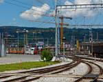 Bahnhof Bulle (FR) am 28.05.2012: Hinten vorm Bahnhof ist der tpf - La Gruyère Meterspurtriebwagen BDe 4/4 – 141 „Gruyères“ mit zwei Personenwagen abgestellt.