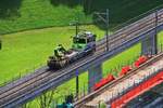 Der BLS Traktor Tm 212 auf dem (neueren) Kanderviadukt oberhalb Frutigen; der alte Viadukt ist in Totalrenovation.