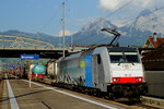 Railpool 186 109 durchfährt am 10.09.2016 den Bahnhof Brunnen