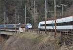 Direkt am Streckenhuschen neben der Kerstelenbachbrcke begegnen sich ein Cisalpino und ein ICN.