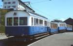 Im Juli 1983 stehen der 1925 in Dienst gestellte Be 2/4 7 und der aus dem Jahr 1911 stammende Be 2/3 6 der Arth-Rigi-Bahn zusammen mit noch älteren Beistellwagen in der Bergstation Rigi Kulm 