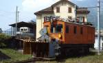 Nichts zu tun gibt es für die He 2/3 8 der Arth-Rigi-Bahn, die im Juli 1983 mit angebauter Schneeschleuder in Arth-Goldau abgestellt ist, im Hintergrund steht ein Zug auf die Rigi abfahrbereit im