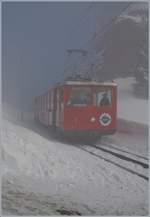 Aus dem Nebel kommend taucht kurz vor der Haltestelle Staffelhöhe der RB Triebwagen BDhe 2/4 Nr. 1 auf. 
Der Treibwagen wurde von SLM/BBC gebaut und am 30. Sept. 1937 in Betrieb genommen. Bergwärts erreicht er 18 km/h, talwärts 12 km/h.
24. Februar 2018