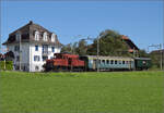 Historische Seethalbahn in Aktion.

Der Museumszug mit Seetalkrokodil De 6/6 15301 mit BLS A 801 und SBB F 16847 rollt das starke Gefälle nach Hochdorf herunter. September 2024.