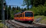 Eine Bergbahn in Zürich:  Be 526 erreicht mit einer bergwärts fahrenden S 10 die Kreuzungsstation Ringlikon.