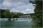 Ein RABe 514 als S24 auf der Fahrt von Thayngen nach Zug auf der Rheinbrücke zwischen Neuhausen und Schloss Laufen am Rheinfall.