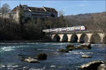 Mit Olli auf Motivsuche in Schaffhausen (bzw. Neuhausen)

Ein bekanntes Motiv: die Rheinbrücke der Strecke nach Winterthur mit dem Schloss Laufen am Rheinfall. Hier nahm ich die Zweige vor der roten Front, die eh im Schatten liegt in Kauf um die S-Bahn in stimmiger Position auf der Brücke platzieren zu können.

09.03.2025