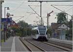 Der SBB /THUBO GTW RABe 526 040-6 auf der Fahrt von Erzingen (Baden) nach Schaffhausen verlässt den Bahnhof Neunkirch.