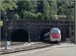 Ein SBB RABe 501  Giruno verschwindet in Göschenen im 15 Kilometer langen Gotthardtunnel.