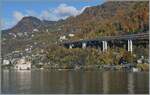 Ein Zugsuchbild: Die SBB Re 4/4 II 11269 (Re 420 269-3) ist mit einem Güterzug zwischen dem Schloss Chillon und Villeneuve unterwegs.