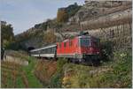 Die SBB Re 4/4 II 11198 mit eine Fussball Fan Extrazug von Bern nach Sion auf der  Trains des Vignes  Strecke zwischen Chexbres Village und Vevey.