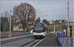 Der Bahnhof von St-Légier hat nach dem gut einjährigen Umbau sein Gesicht fast Komplet geändert, als Anhaltspunkt dienen das Bahnhofsgebäude un der mächtige Baum auf dem