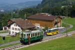 BC/LJB: Der Ce 2/2 12, 1907 (ex OJB/LJB) der Museumsbahn Blonay Chamby anlsslich einer Begegnung mit einem Postauto der Marke SAURER bei Cornaux-Chamby am 8.