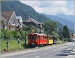 Nach sovielen modernen Zügen nun etwas Nostalgie: Ein bunter RhB Zug mit dem RhB ABe 4/4 N° 35, dem RhB As2 N° 2 und dem RhB AB2 N° 121 (alles Blonay-Chamby Bahn Fahrzeuge) erreichen als Riviera Belle Epoque Zug von Chaulin nach Vevey den Bahnhof von Blonay. 

28. Juli 2024