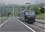 Die MOB Ge 4/4 8003 erreicht mit ihrem IR 2115 Zweisimmen - Montreux den  neuen  Bahnhof von Montbovon.