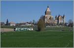 Vor dem klassischen BAM Hintergrund des Château de Vufflens ist ein BAM SURF Be 4/4 - B - Be 4/4 Regionalzug auf dem Weg nach Bière.