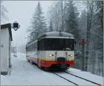 Der cmn BDe 4/4 N°5 auf der Fahrt von Le Locle nach Les Brenets beim Halt in Les Frêtes.