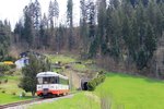 Le Locle - Les Brenets : Triebwagen 5 bei der Ausfahrt aus Les Brenets, 21.April 2016.