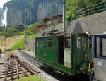  Aus dem Leben der Wengernalpbahn Lok 54 : Mit Blick auf den ziemlich imposanten Staubbach in Lauterbrunnen, 31.Juli 2014 