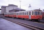 SNB- (Solothurn-Niederbipp-Bahn) und OJB (Oberaargau-Jura-Bahn)-Fahrzeuge in Langenthal: der kleine OJB-Triebwagen 8, der alte OJB-Personenwagen 17, und der SNB-Steuerwagen 104.