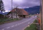 Auf der Solothurn-Niederbipp-Bahn (SNB) entlang der alten Strasse am 26.April 1970.