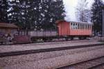 Der alte OJB-Personenwagen 23 mit den charakteristischen schmalen Fenstern, und der gar einfach gebaute Schneepflug L 41 in Langenthal, 26.April 1970.