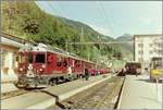 Der RhB Bernina Bahn ABe 4/4 III N° 51  Poschiavo  wartet im Bahnhof von Poschiavo auf die Weiterfahrt.