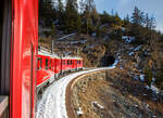 Geführt RhB ABe 4/4 III Bernina-Triebwagen 54  Hakone / 箱根町  und 53  Tirano  fährt unser RhB Bernina-Regio von Tirano nach St. Moritz am 20 Februar 2017 vom Puschlav (Val Poschiavo) hinauf in Richtung Cavaglia 1.692 m ü. M. (bzw. Alp Grüm  und  Ospizio Bernina).

Hier fahren wir gleich in den 46 m langen Puntaltotunnel (bei km 33,787) ein.