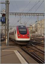 Ein SBB RABe 500 ICN von Zürich HB erreicht als IC 5 sein Ziel Lausanne. Doch der eigentliche Grund zu diesem Bild liegt auf dem Schienenweg bzw. der nicht mehr benutzbaren Weiche im Rahme des Bahnhofsumbaus von Lausanne.

30. Jan. 2024