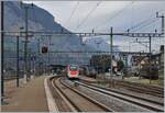 Kurz vor Erstfeld verlassen die meisten Züge Richtung Süden das Trasse der  alten Gotthard  Bahn und fahrend durch den Gotthard Bassistunnel.