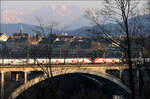 Mit Peter unterwegs in Bern - 

Bei schon tief stehender Abendsonne fährt eine RABe 502 Doppeltraktion über den Lorraineviadukt kurz vor dem Hauptbahnhof Bern.

Die Berggipfel: Ganz links das Gspaltenhorn, in Bildmitte zusammenhängend der Morgenstern, Wyssi Frau und Blüemlisalphorn, dann hinter dem Zweig der Niesen und hinter dem Baumstamm das Doldenhorn.

07.03.2025 (M)