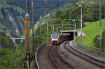 RABe 526 108/208 auf der Intschireussbrücke.