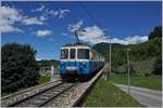 Der MOB ABDe 8/8 4004  Fribourg  als Regionalzug beim Überquern der Autobahn A9 bei Châtelard VD.