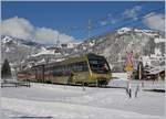 Ein  Lenker-Pendel  Bt-Be 4/4-Abt als Regionalzug 2418 von Rougemont nach Lenk zwischen Saanen und Gstaad.