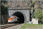 Ein SBB Giruno RABe 501 fährt in den 1567 Meter langen Prato-Kreiskehrtunnel ein und wird gut zwei Minuten später und etwa vierzig Meter höher wieder ans Tageslicht kommen.