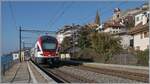 Der auf dem vorangegangen Bild etwas klein geratene SBB RABe 511 111 ist als RE 33 18418 von Vevey nach Annemasse unterwegs und fährt ohne Halt in St-Saphorin durch.