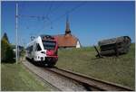 Der TPF RABe 527 195 ist bei Vaulruz auf dem Weg nach Bern, rechts im Bild , die hier typischen an den Gleisböschung stehenden Bretterstapel.