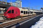 TPF 527 192 steht am einzigen sonnigen Moment von 31 Dezember 2024 in Fribourg.