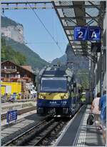 Der BOB ABDeh 8/8 325 erreicht sein Ziel Lauterbrunnen.
